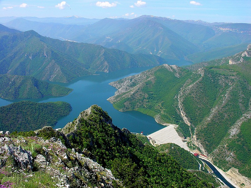 Езерото Козјак со браната и планината Сува Гора во позадината