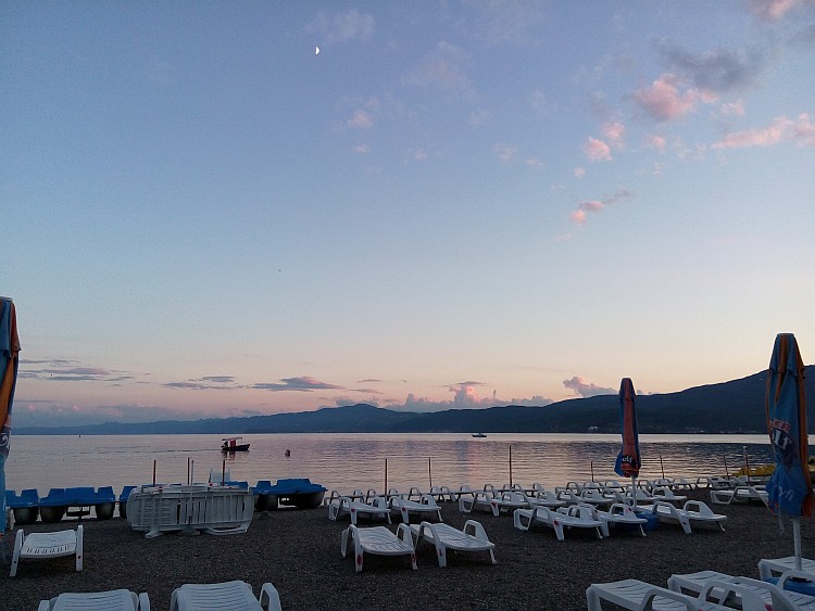 Градската плажа во Струга со поглед на Охридското Езеро