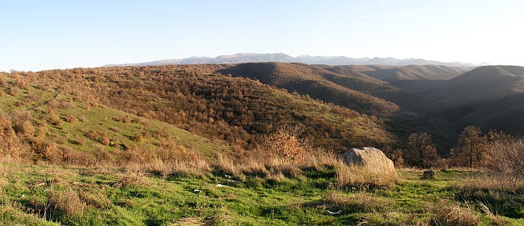 Висорамнината Витачево, изградена главно од вулакнски туф.