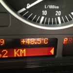 Зошто термометрите во возилата или на екраните покажуваат многу повисоки температури на воздухот од реалните? Како се мери реалната температура на воздухот?