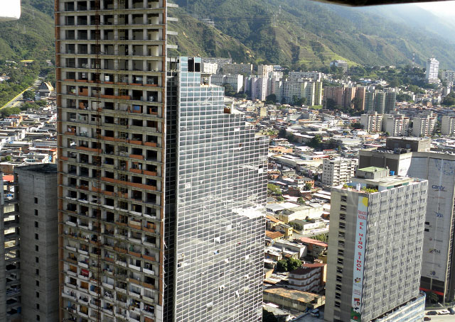 Торе Давид – Венецуела, уникатен пример на вертикална дива населба!
